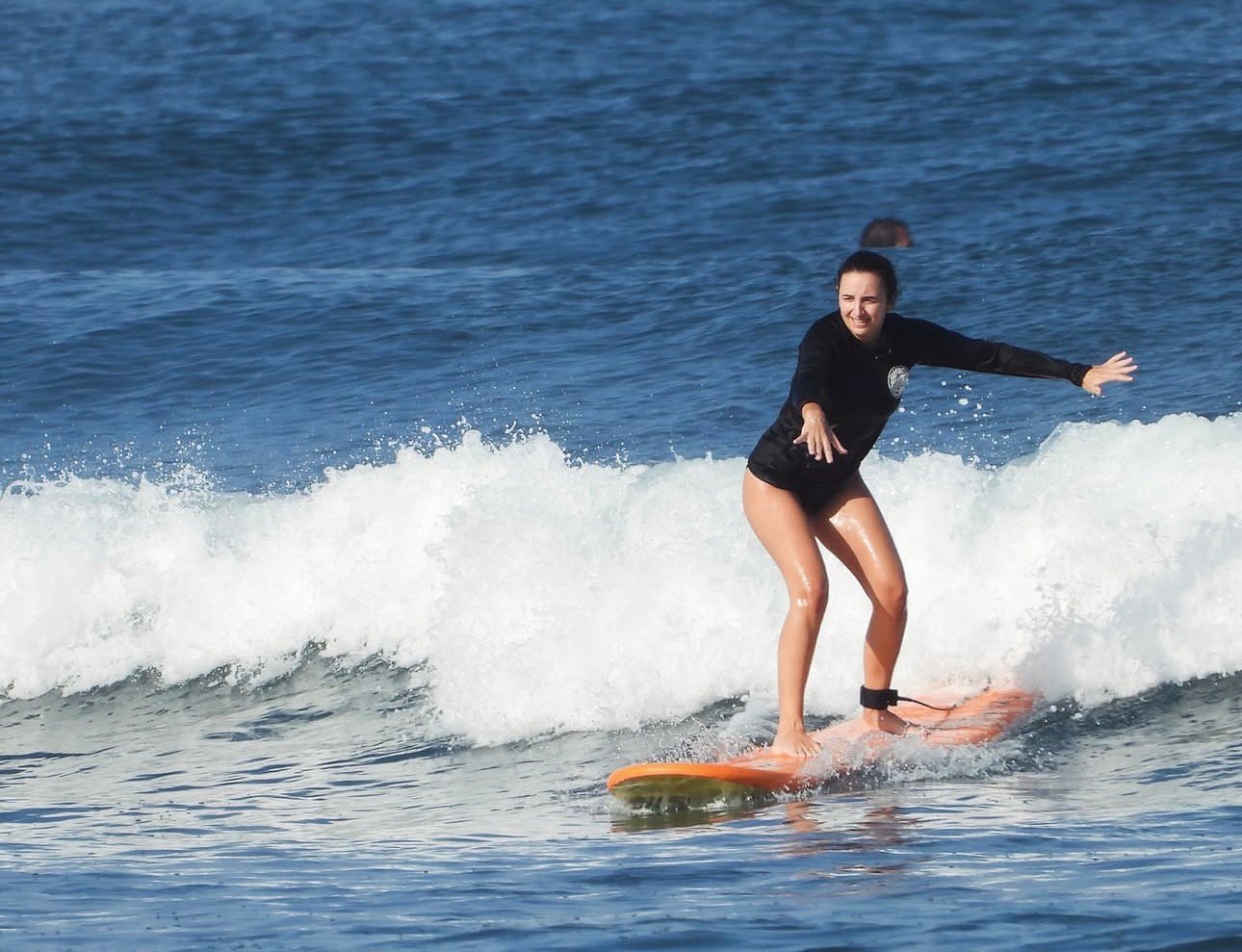 Beginner women's longboard surf experience at Fuga